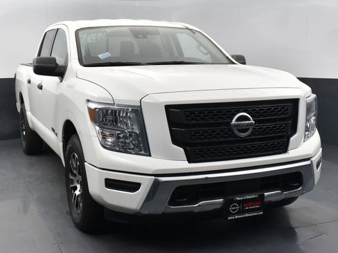 Used 2022 Nissan Titan SV image 2