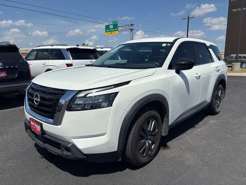 Used 2024 Nissan Pathfinder S FWD image 3