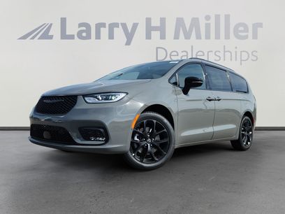 New 2025 Chrysler Pacifica Limited