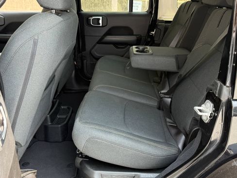 Used 2024 Jeep Wrangler Unlimited Sahara AWD/4WD image 19