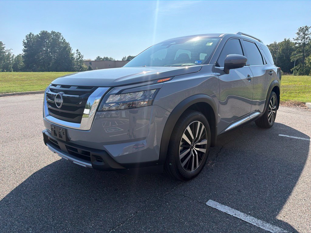 Used 2025 Nissan Pathfinder Platinum AWD/4WD image 3