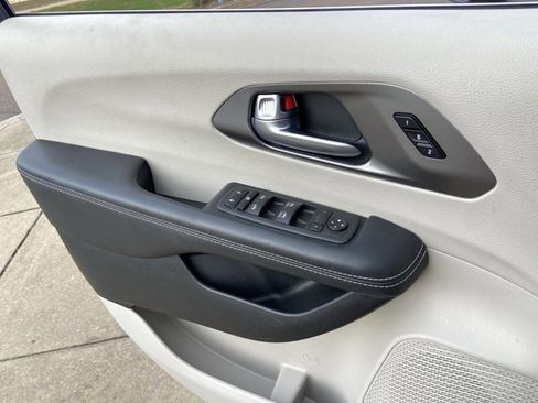 Used 2023 Chrysler Pacifica Touring-L image 46