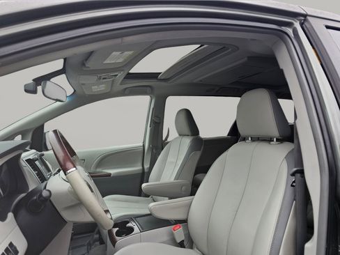 Used 2014 Toyota Sienna Limited w/ Limited Premium Package image 22