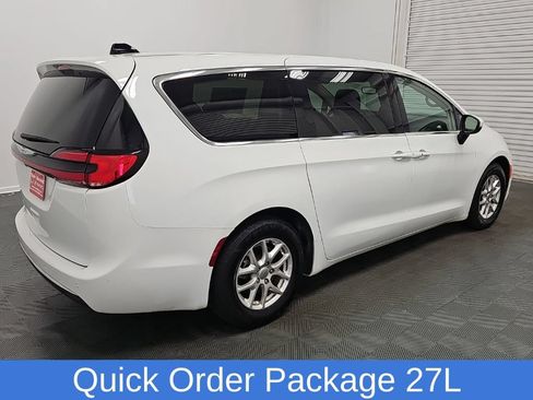 Used 2023 Chrysler Pacifica Touring-L FWD image 9