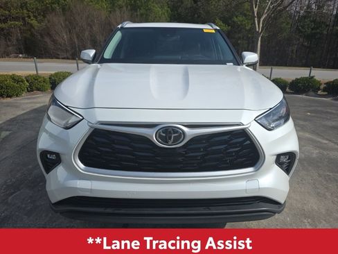 Used 2024 Toyota Highlander XLE image 12