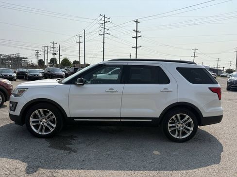 Used 2017 Ford Explorer XLT w/ Equipment Group 202A FWD image 3