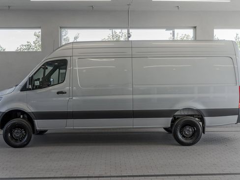 Used 2025 Mercedes-Benz Sprinter 2500 image 2