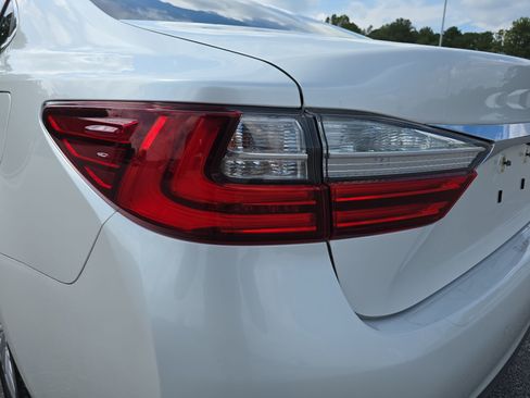 Used 2017 Lexus ES 350 w/ Premium Package FWD image 35
