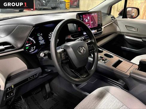 Used 2023 Toyota Sienna LE image 17