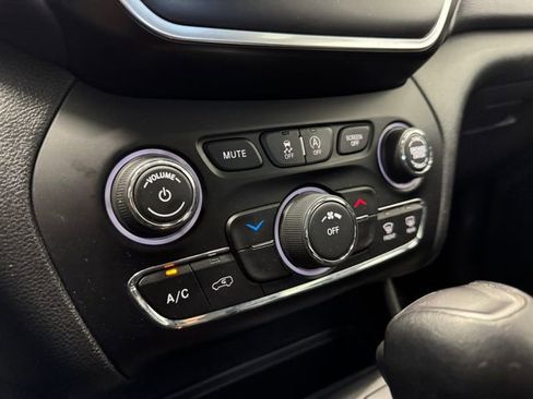 Used 2019 Jeep Cherokee Latitude Plus image 40