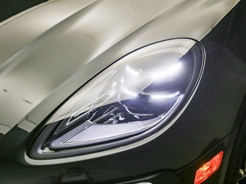 Certified 2025 Porsche Macan AWD/4WD image 11