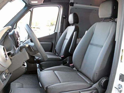 Used 2025 Mercedes-Benz Sprinter 2500 image 10