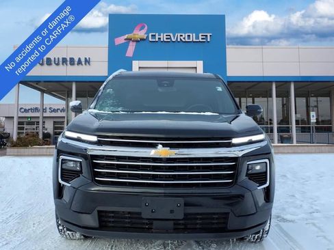 Used 2025 Chevrolet Traverse LT image 2