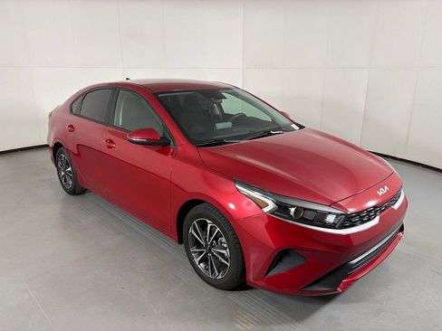 Used 2024 Kia Forte LXS w/ LXS Technology Package FWD image 2