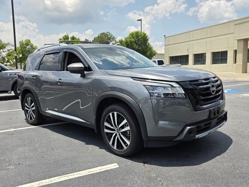 Used 2024 Nissan Pathfinder Platinum w/ Black Appearance Package FWD image 4