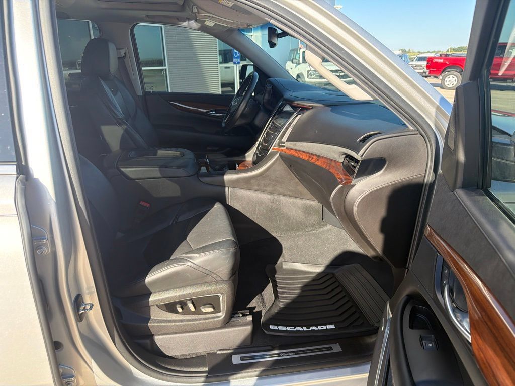 Used 2015 Cadillac Escalade Luxury RWD image 27