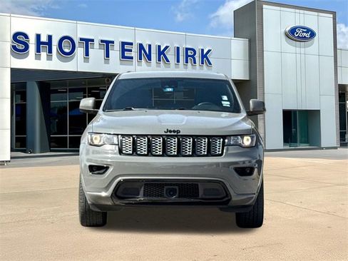 Used 2021 Jeep Grand Cherokee Laredo X image 2