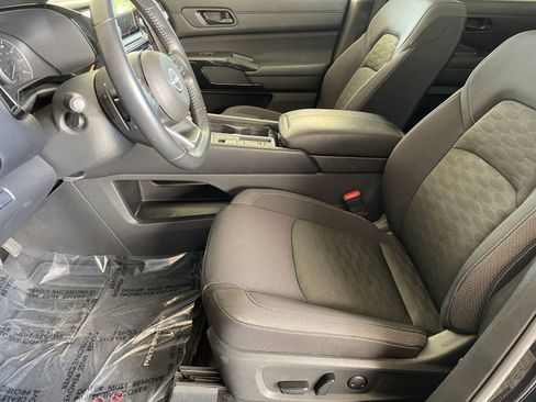 Used 2025 Nissan Pathfinder SV image 27