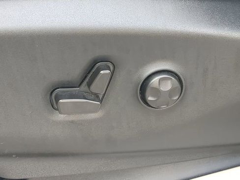 Used 2024 Chrysler Pacifica Limited image 24