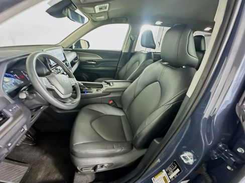 Used 2025 Toyota Grand Highlander AWD image 13