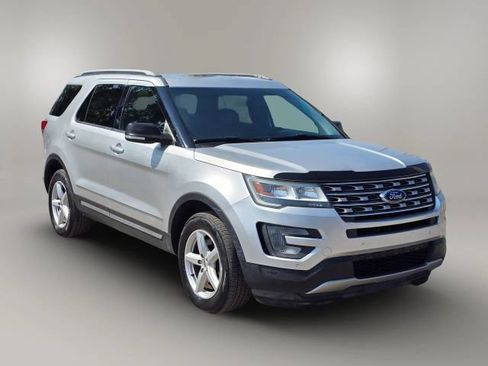 Used 2017 Ford Explorer XLT w/ Equipment Group 202A AWD/4WD image 3