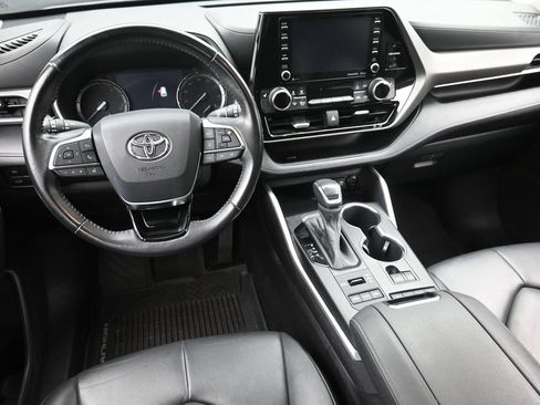 Used 2020 Toyota Highlander XLE AWD/4WD image 17