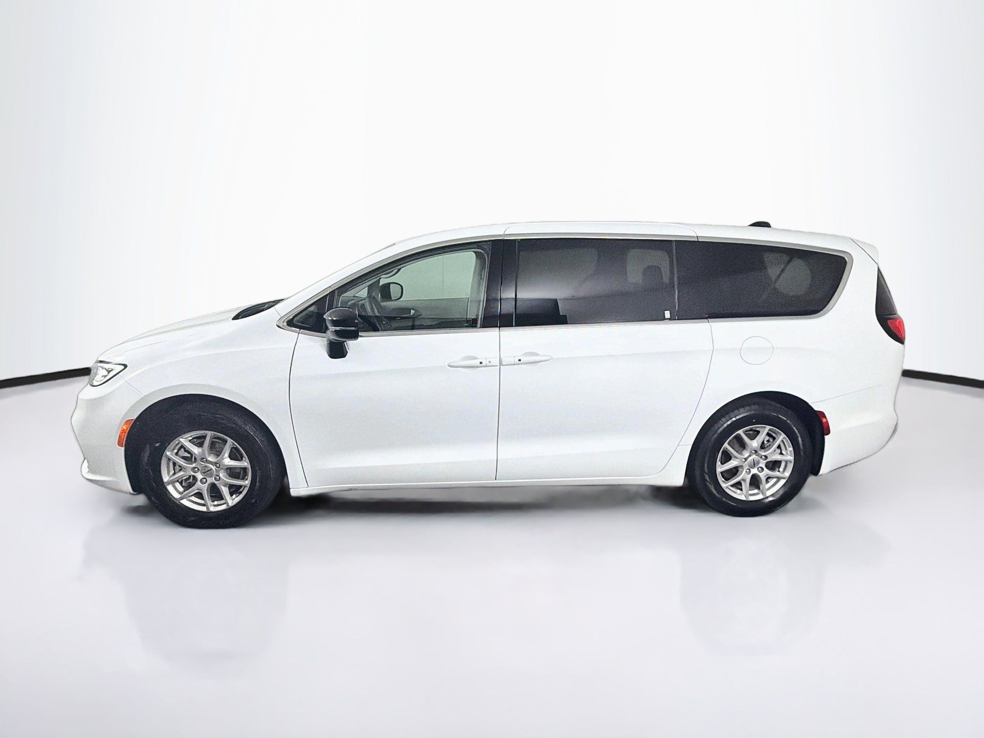 Used 2024 Chrysler Pacifica Touring-L FWD image 4