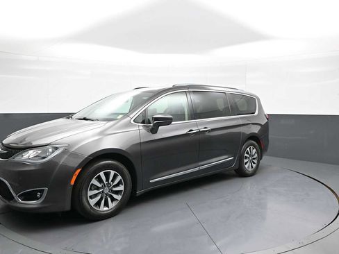 Used 2020 Chrysler Pacifica Touring-L Plus FWD image 10
