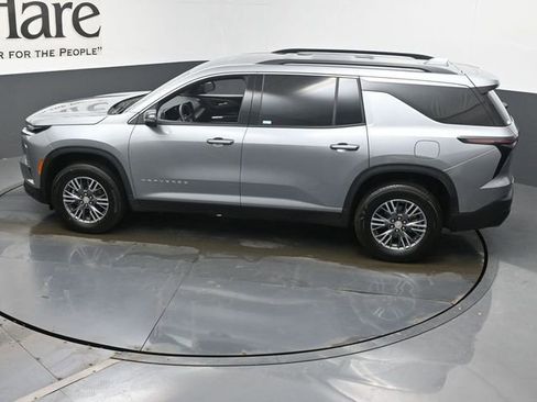 Used 2025 Chevrolet Traverse LT image 43