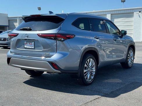Used 2024 Toyota Highlander Platinum FWD image 13