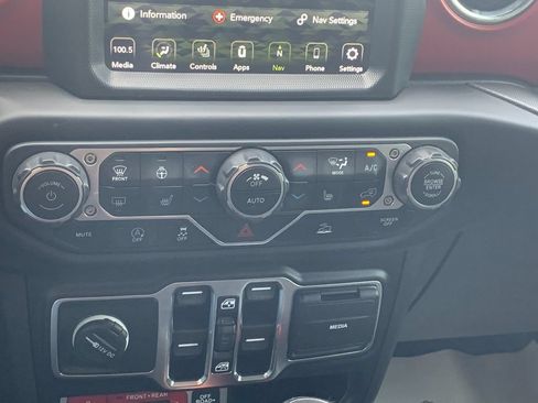 Used 2023 Jeep Gladiator Rubicon w/ Cold Weather Group AWD/4WD image 23