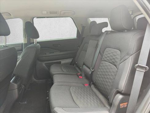 Used 2024 Nissan Pathfinder SV w/ Black Appearance Package AWD/4WD image 18