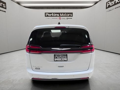 Used 2024 Chrysler Pacifica Touring-L FWD image 4