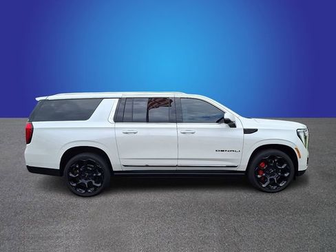 Used 2025 GMC Yukon XL Denali Ultimate w/ LPO, Illumination Package AWD/4WD image 4