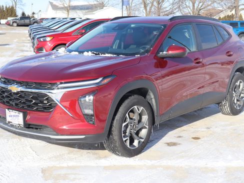 Used 2025 Chevrolet Trax LT w/ LT Convenience Package image 2