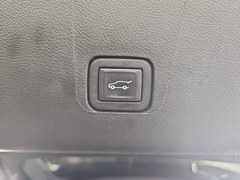 Used 2023 Chevrolet Traverse LT w/ LT Premium Package AWD/4WD image 14