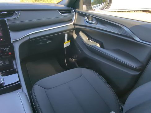 New 2025 Jeep Grand Cherokee L Laredo w/ Luxury Tech Group I image 15