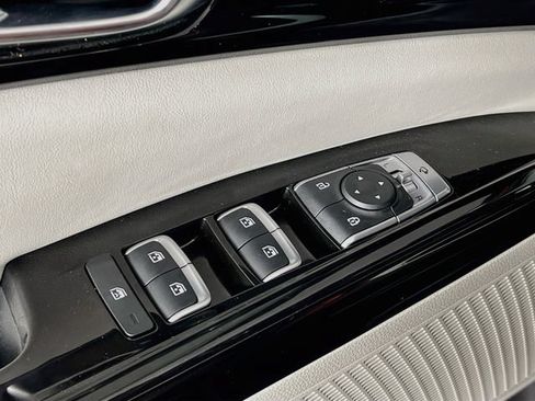 Used 2023 Kia Carnival SX Prestige FWD image 9