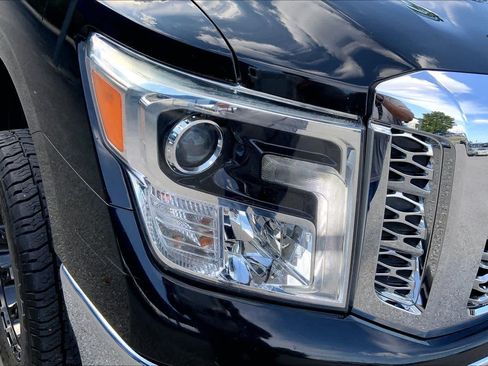 Used 2019 Nissan Titan SL w/ Chrome Package AWD/4WD image 28