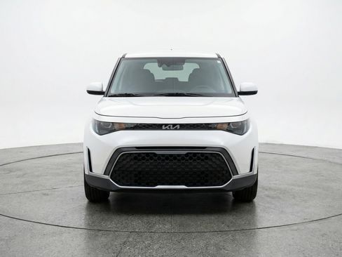 Used 2025 Kia Soul LX w/ LX Technology Package FWD image 2