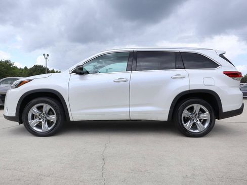 Used 2017 Toyota Highlander Limited FWD image 3