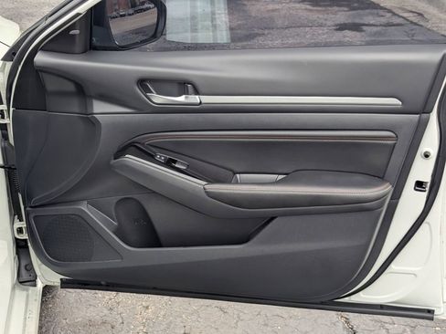 Used 2023 Nissan Altima 2.5 SR w/ SR Premium Package image 7