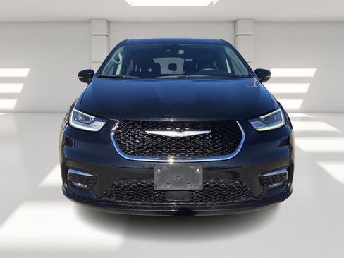 Used 2024 Chrysler Pacifica Touring-L image 8