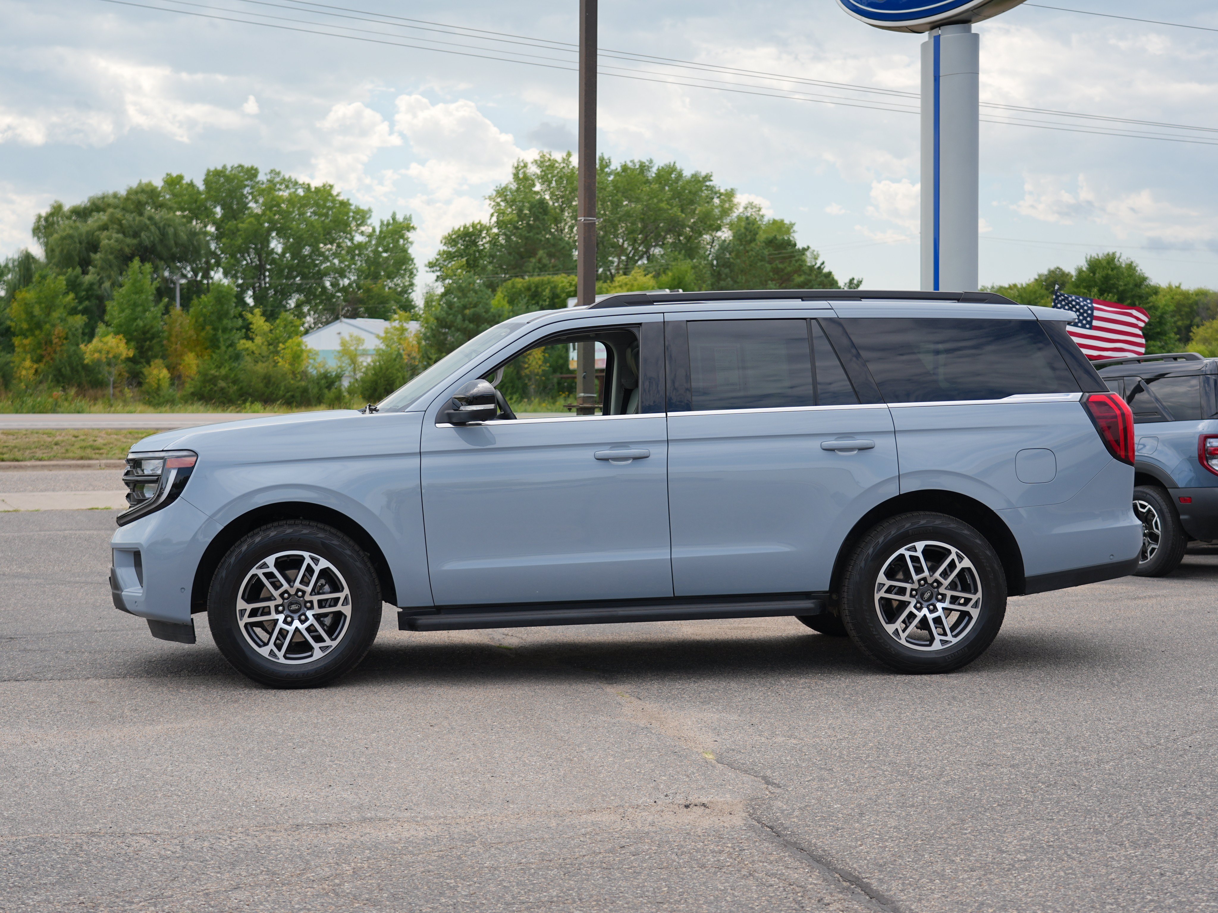 Used 2025 Ford Expedition Active AWD/4WD image 7