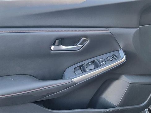 Used 2025 Nissan Sentra SR image 9