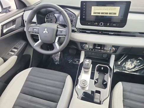 New 2026 Mitsubishi Outlander SE image 16