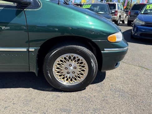Used 1997 Chrysler Town & Country LXi image 12