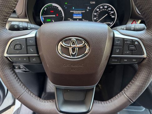 Used 2023 Toyota Sienna Platinum AWD/4WD image 16