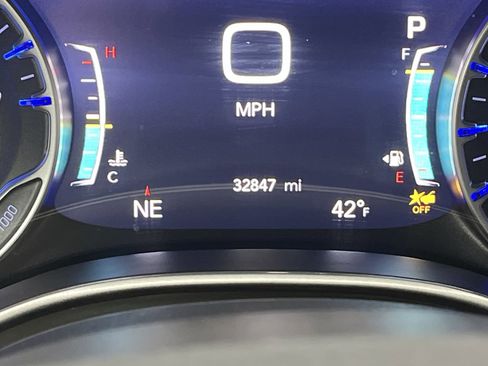 Used 2025 Chrysler Pacifica Select image 15