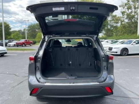 Used 2022 Toyota Highlander XLE AWD/4WD image 12